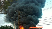 Incêndio atinge galpão de loja de eletrodomésticos na Estrada do Coco